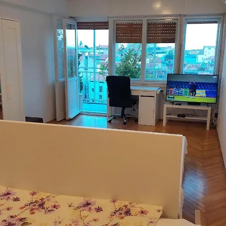 Apartment With Private Toilet And Balcony In Center In Shared Split