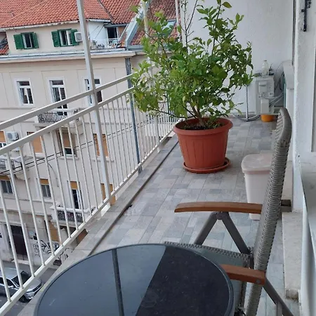 With Private Toilet And Balcony In Center In Shared Apartment *