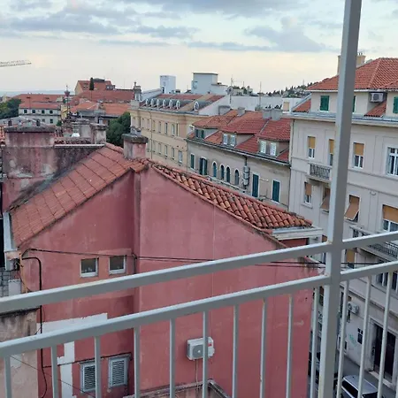 Apartment With Private Toilet And Balcony In Center In Shared Split